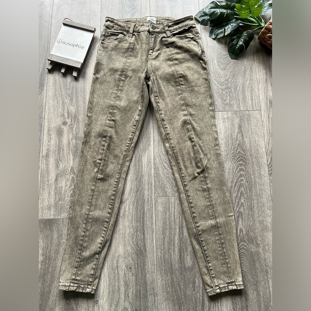 Wash lab cotton poly stretch skinny jeans in a rustic olive color. Size 25